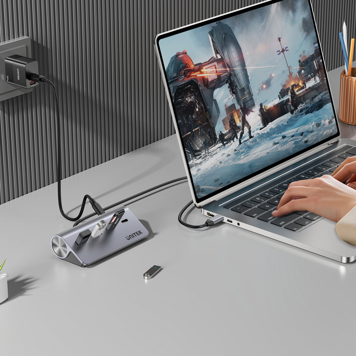 uHUB Q4 4-in-1 USB -C Hub