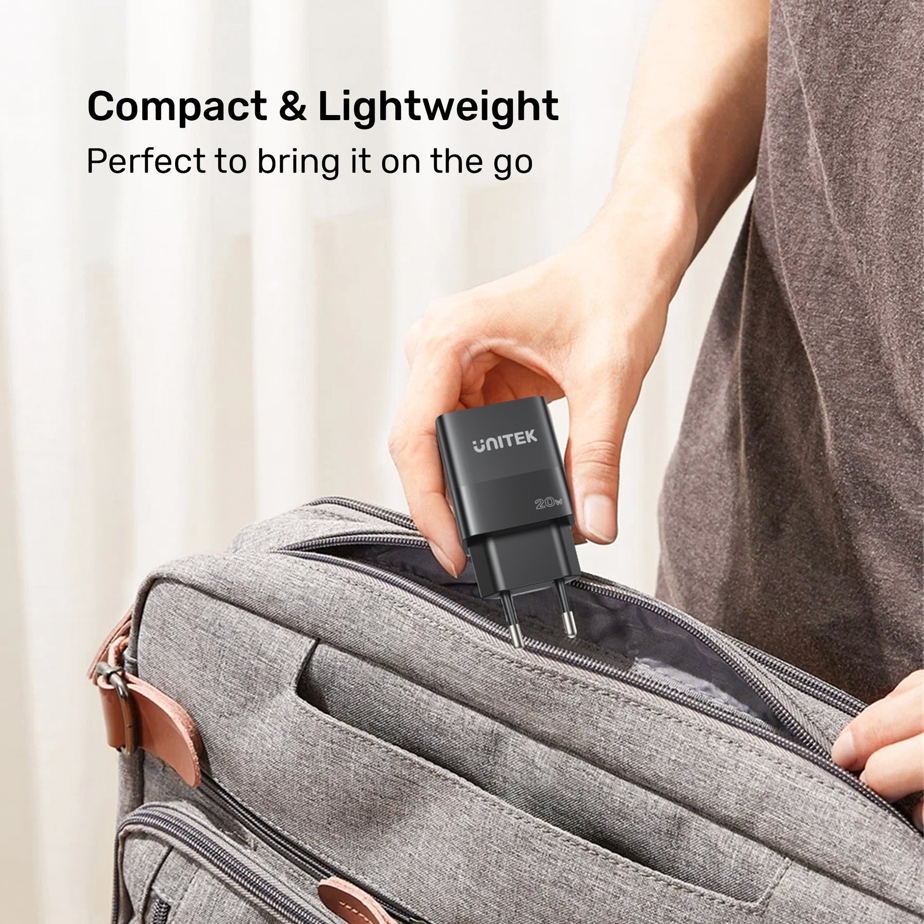 20W Wall Charger-גבר מכניס את המטען לכיס-קטן וקומפקטי