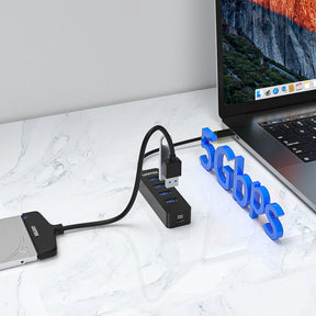 USB-C 전원 포트가 있는 USB-C 허브로 구동되는 uHUB Q4 4포트